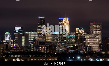 Il centro di Minneapolis, Minnesota skyline notturno. Vista dal lato nord della citta'.