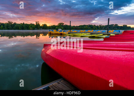 Barche sul Lago di Como a sunrise. Foto Stock