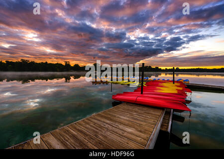 Barche sul Lago di Como a sunrise. Foto Stock