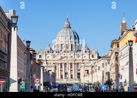 Roma, Italia - 31 ottobre 2016: vista della Basilica di San Pietro in Vaticano città attraverso via Conciliazione. Questa strada diretta è stata costruita durante la " Foto Stock