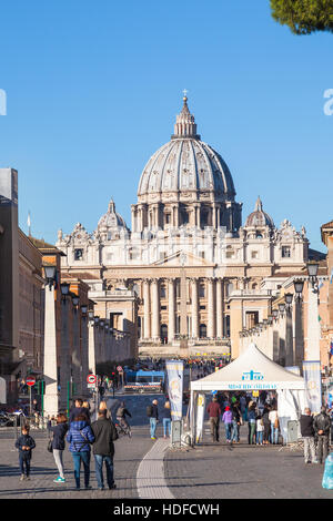 Roma, Italia - 31 ottobre 2016: vista della Basilica di San Pietro in Vaticano città attraverso via Conciliazione. Questa strada diretta è stata costruita durante la " Foto Stock
