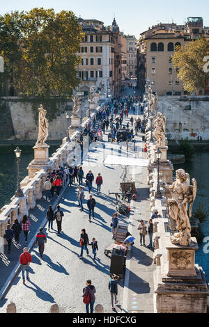 Roma, Italia - 31 ottobre 2016: sopra vista di persone a piedi su San Angelo Bridge ( Ponte Sant' Angelo) da Castel Sant'Angelo (Castello di Santo Angelo, Maus Foto Stock