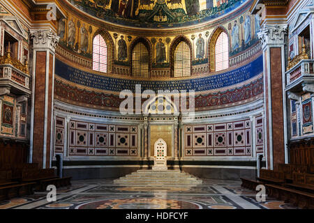 Roma, Italia - 31 ottobre 2016: altare in Arcibasilica papale di San Giovanni in Laterano (Basilica di San Giovanni in Laterano). È la cattedrale di Roma e Foto Stock