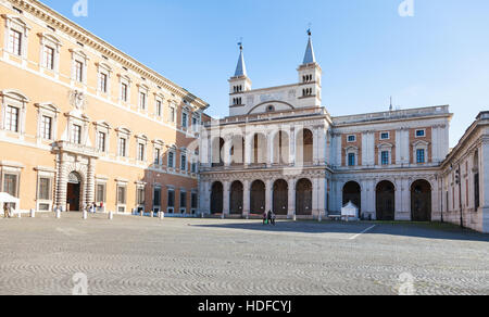 Roma, Italia - 31 ottobre 2016: transetto facciata della Basilica di S. Giovanni e Palazzo Lateranense a Roma città. Il Palazzo del Laterano è stato completato nel 1589, ora Foto Stock