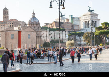 Roma, Italia - 31 ottobre 2016: molte persone sulla Via dei Fori Imperiali. Si tratta di strada nel centro della città di Roma che corre in una linea retta dal Pia Foto Stock