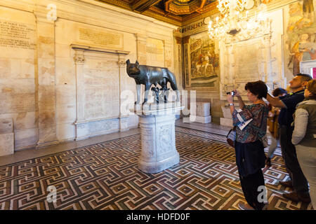 Roma, Italia - 31 ottobre 2016: turisti nella sala dei Musei Capitolini nel Palazzo dei Conservatori (Palazzo dei Conservatori) in Roma. Arte e Arche Foto Stock