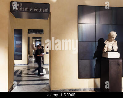 Roma, Italia - 31 ottobre 2016: turisti nei musei Capitolini nel Palazzo dei Conservatori (Palazzo dei Conservatori) in Roma. Arte e archeologia Foto Stock