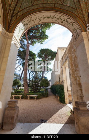 Roma, Italia - 1 Novembre 2016: arco di arcade Villa Giulia, ospita il Museo Nazionale Etrusco (Museo Nazionale Etrusco), grande collezione di arte etrusca Foto Stock