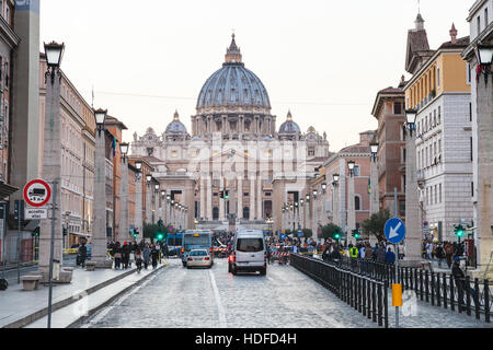 Roma, Italia - 1 Novembre 2016: vista della Basilica di San Pietro in Vaticano attraverso via Conciliazione in serata. Questa strada diretta è stata costruita durante la " Foto Stock