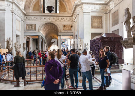 Vaticano, Italia - 2 Novembre 2016: i visitatori in greco-croce camera con un mosaico del III secolo da Tuscolo e due sarcofagi in porfido rosso, in Pio-Cle Foto Stock