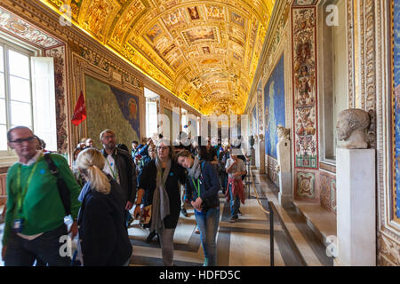 Vaticano, Italia - 2 Novembre 2016: Molti visitatori nella galleria di mappe nei Musei Vaticani. Galleria di dipinti contenenti mappe topografiche della Italia sulla base o Foto Stock