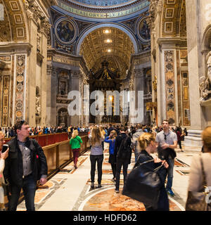 Vaticano, Italia - 2 Novembre 2016: turisti nella Basilica Papale di San Pietro. La Basilica è la cattedrale cattolica, la parte centrale e più importante di costruzione