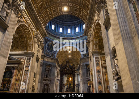 Vaticano, Italia - 2 Novembre 2016: (baldacchino del Bernini) baldacchino sopra l'altare papale, abside con San Pietro sulla cattedra (Bernini Cathedra Petri) ho Foto Stock