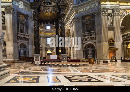 Vaticano, Italia - 2 Novembre 2016: (baldacchino del Bernini) baldacchino sopra l'altare papale progettata da Gian Lorenzo Bernini, nella navata della Basilica Papale Foto Stock