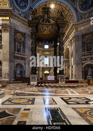 Vaticano, Italia - 2 Novembre 2016: (baldacchino del Bernini) baldacchino sopra l'altare papale, realizzata da Gian Lorenzo Bernini, nella sala della Basilica Papale di Foto Stock