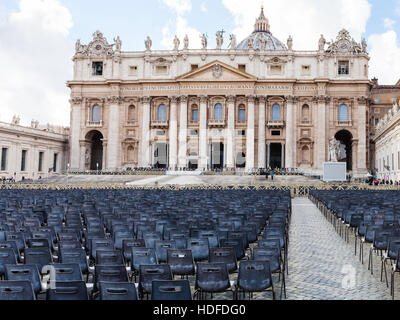Viaggiare in Italia - sedie in piazza San Pietro e in vista della Basilica Papale di San Pietro in Vaticano Foto Stock