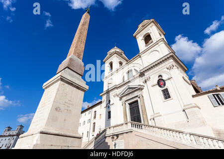 Viaggiare in Italia - Obelisco Sallustiano Obelisco e chiesa della Santissima Trinit dei Monti nella città di Roma Foto Stock