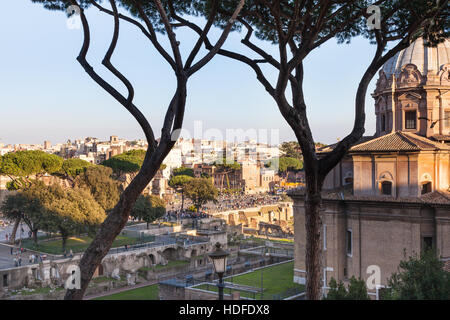 Viaggiare in Italia - vista sul Foro Romano e la chiesa dei Santi Luca e Martina vicino al Foro di Cesare nella città di Roma Foto Stock