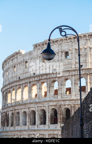 Viaggiare in Italia - lanterna urbano e il Colosseo sullo sfondo nella città di Roma Foto Stock