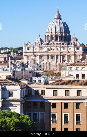 Viaggiare in Italia - vista delle case di appartamento nel quartiere di Borgo della città di Roma e la Basilica di San Pietro in Vaticano Castel Sant'Angelo Foto Stock