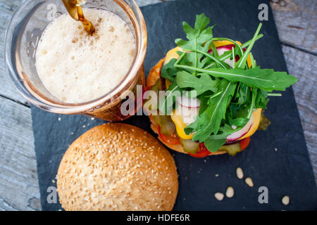 In casa hamburger di manzo e soda su un nero ardesia sfondo, vista dall'alto Foto Stock