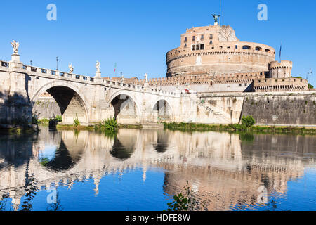 Viaggiare in Italia - Paesaggi con Castel Sant Angelo (Castello di Santo Angelo, mausoleo di Adriano) e il ponte di Sant'Angelo a Roma città dalle rive del Tevere Foto Stock