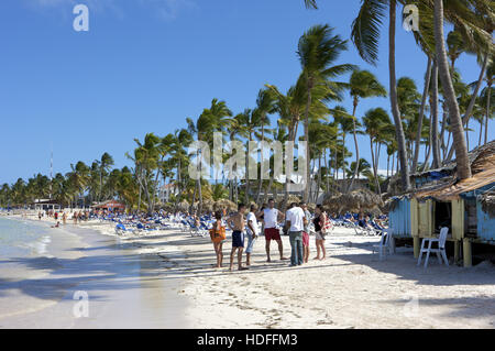 I turisti in spiaggia, Palm Beach, Punta Cana, Repubblica Dominicana, dei Caraibi Foto Stock