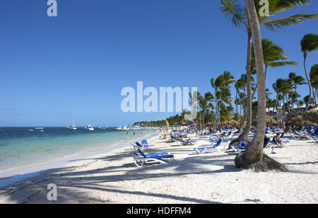 I turisti in spiaggia, Palm Beach, Punta Cana, Repubblica Dominicana, dei Caraibi Foto Stock