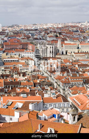 Vista di Baixa, Bairro Alto e la stazione di Santa Justa Elevator dal Castelo do São Jorge, Lisbona, Portogallo, Europa Foto Stock