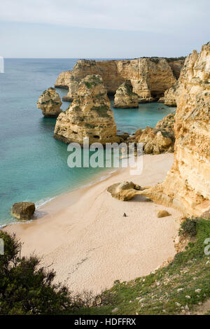 Baia con spiaggia di sabbia vicino a Marinha, Algarve, Portogallo, Europa Foto Stock