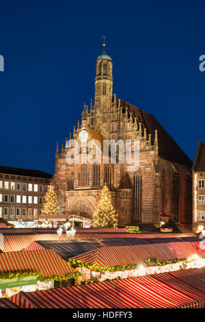 Chiesa di Nostra Signora e il mercatino di Natale di Norimberga, la sera, Norimberga, Media Franconia, Franconia, Baviera, Germania Foto Stock