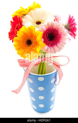 Bouquet gerbera in blu e bianco macchiato jar isolato su bianco Foto Stock