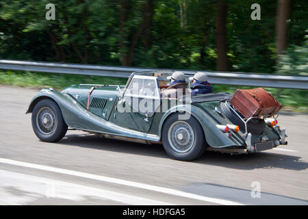 Vecchia auto classica guida su autostrada per uso in background Foto Stock