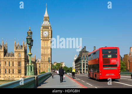 LONDON, Regno Unito - il Palazzo di Westminster, il Big Ben e il traffico sul Westminster Bridge Foto Stock