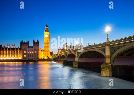 Big Ben Clock Tower e la casa del Parlamento presso la City of Westminster, Londra Inghilterra REGNO UNITO Foto Stock