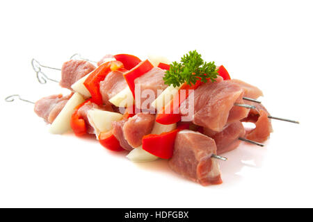 Bastoncini di kebab con la cipolla e il pepe isolato su bianco Foto Stock