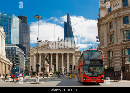 LONDON, Regno Unito - Vista del British cuore finanziario, la Banca di Inghilterra e Royal Exchange. Foto Stock