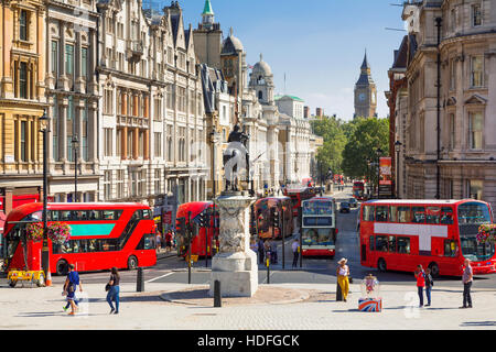 LONDON, Regno Unito - il traffico su Trafalgar square Foto Stock