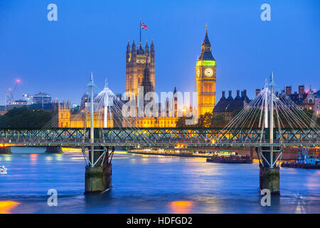 Londra al crepuscolo. County Hall, Westminster Bridge, il Big Ben e le Camere del Parlamento. Foto Stock