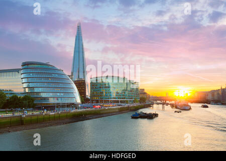 Municipio di Londra e il Coccio al tramonto Foto Stock