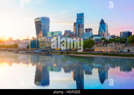 Città di Londra, la riflessione di edificio sul Tamigi Foto Stock