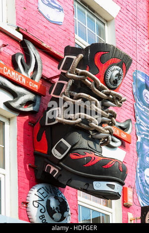 LONDON, Regno Unito Camden Lock Bridge, famosa cultura alternativa negozi di Camden Town, Londra. La cittadina di Camden markets Foto Stock