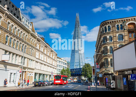 Londra, il traffico su Londra con il Coccio in background Foto Stock