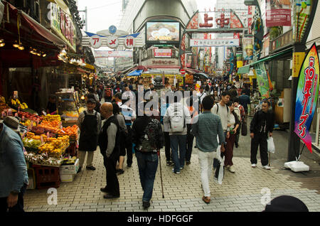 Il popolo giapponese e viaggiatori straniero a passeggiare e a fare shopping sulla strada nel mercato Ameyayokocho al quartiere di Ueno il 21 ottobre 2016 a Tokyo, Giappone Foto Stock