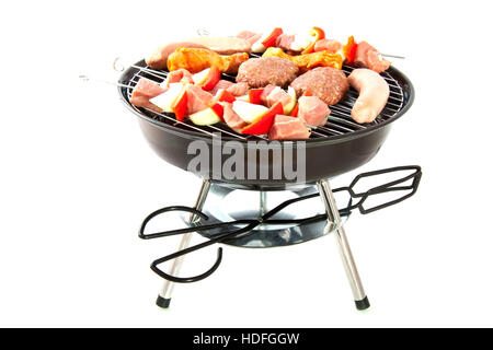 Diversi tipi di carne su un barbecue isolato su bianco Foto Stock