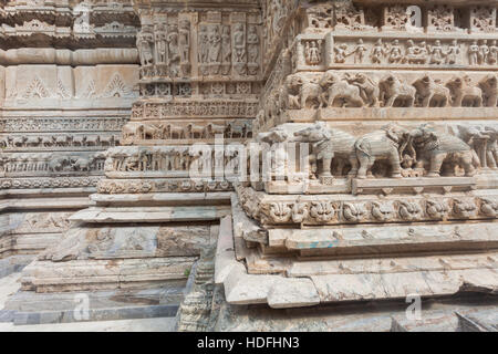 Gli intricati intarsi, Jagdish Temple, Udaipur, Rajasthan, India Foto Stock