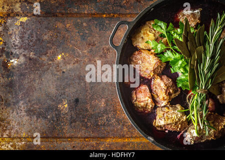 Boeuf Bourguignon con erbe in padella sul metallo di sfondo vista superiore Foto Stock