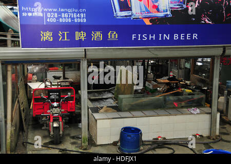 Spesso i fornitori di vendere il cibo, come 'pesci di birra", nei negozi di Yangshuo Guilin, Cina. Foto Stock