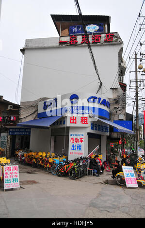 Negozi di biciclette e piloti sono numerose nella città di Guilin, Yangshuo sul Fiume Li. Foto Stock