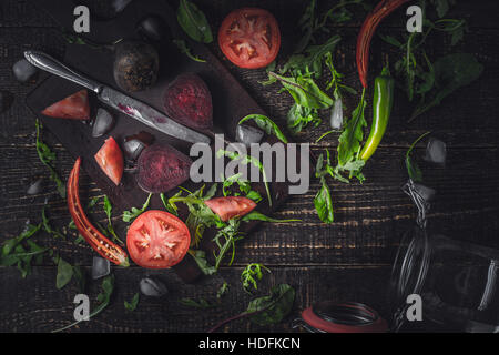 Ingredienti per il frullato vegetale sul vecchio tavolo in legno Foto Stock